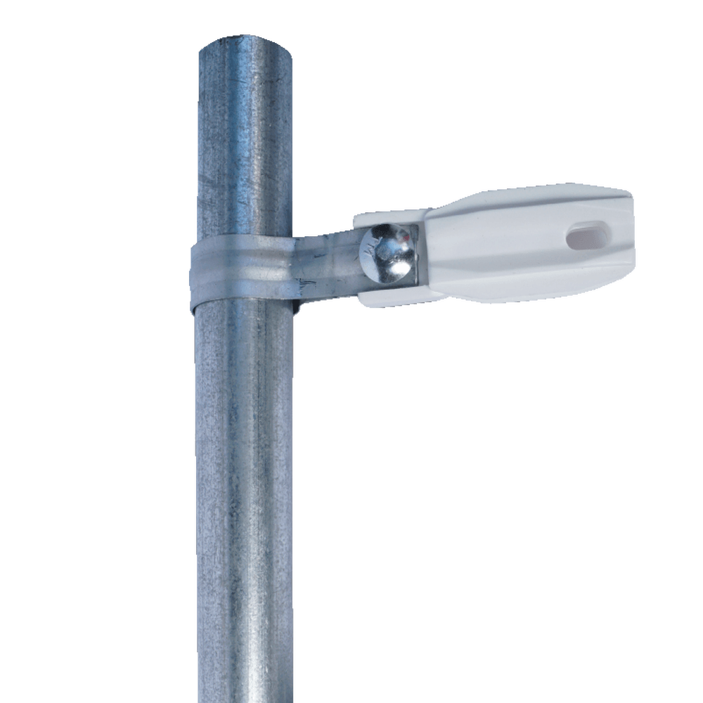 Aislador de paso o esquina de color Blanco con abrazadera incluida de 33-38mm para uso en tubería de malla ciclónica.